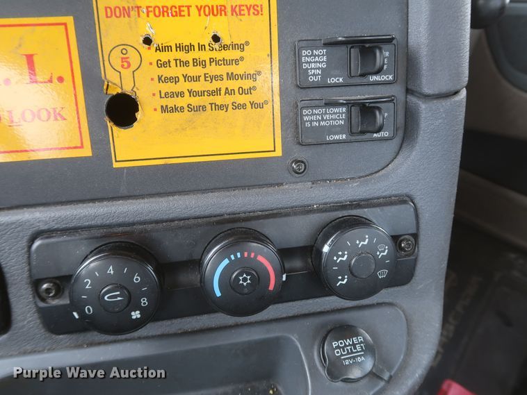 image for item KR9818 2017 Freightliner Cascadia 125  semi truck