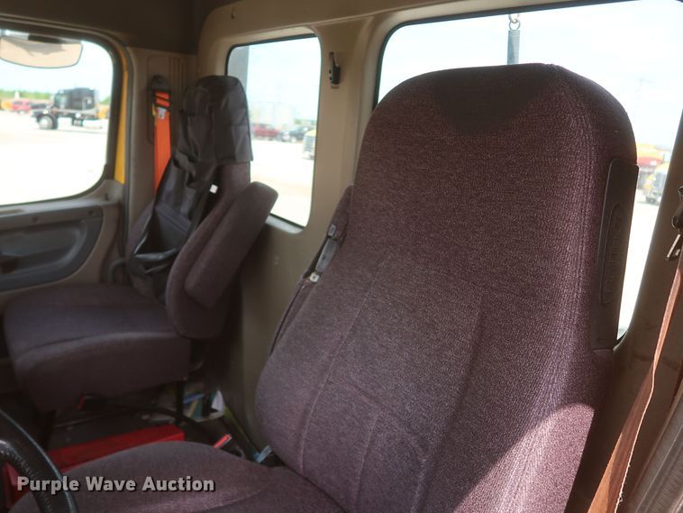 image for item KR9818 2017 Freightliner Cascadia 125  semi truck