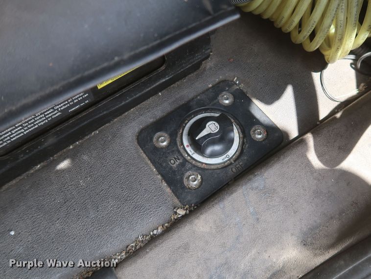 image for item KR9818 2017 Freightliner Cascadia 125  semi truck