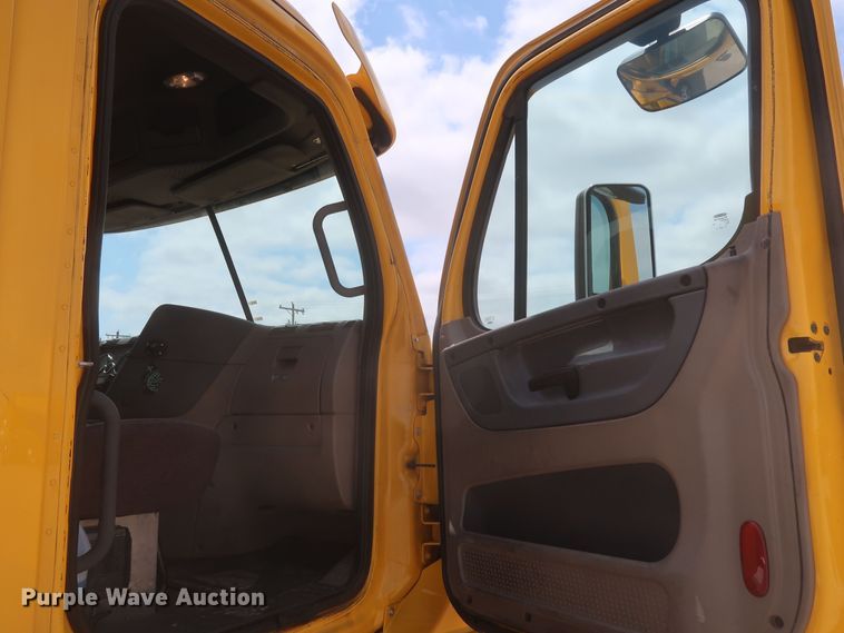 image for item KR9818 2017 Freightliner Cascadia 125  semi truck