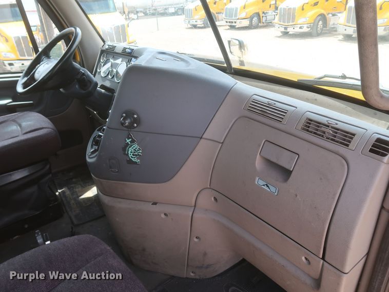 image for item KR9818 2017 Freightliner Cascadia 125  semi truck