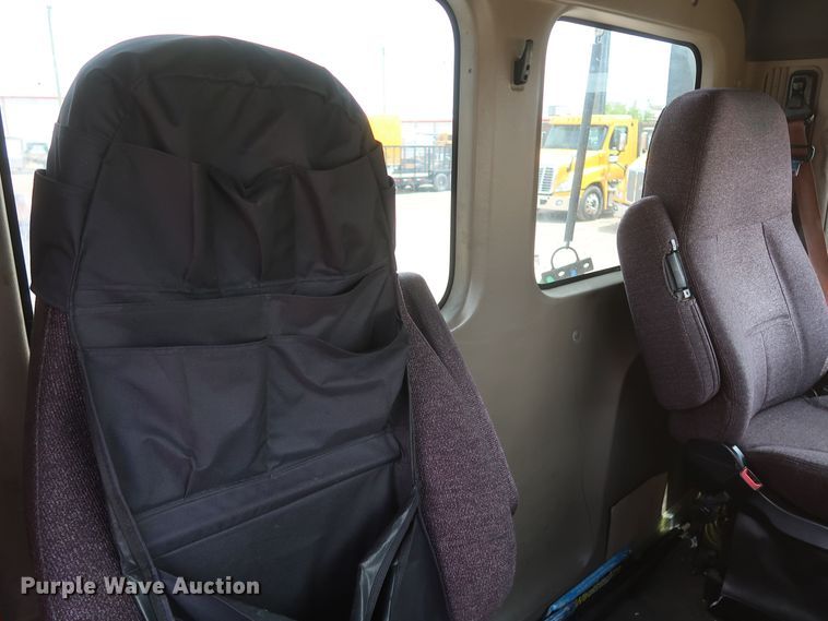 image for item KR9818 2017 Freightliner Cascadia 125  semi truck