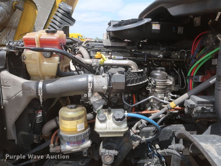 image for item KR9818 2017 Freightliner Cascadia 125  semi truck