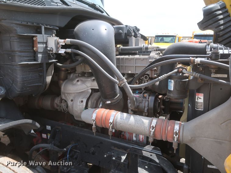 image for item KR9818 2017 Freightliner Cascadia 125  semi truck