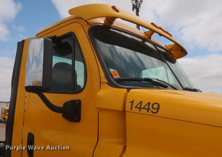 image for item KR9818 2017 Freightliner Cascadia 125  semi truck