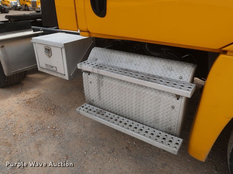 image for item KR9818 2017 Freightliner Cascadia 125  semi truck