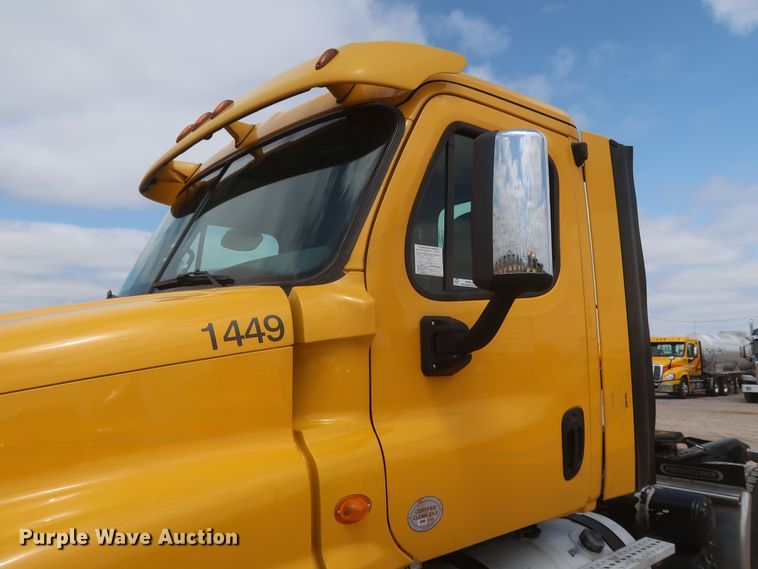 image for item KR9818 2017 Freightliner Cascadia 125  semi truck