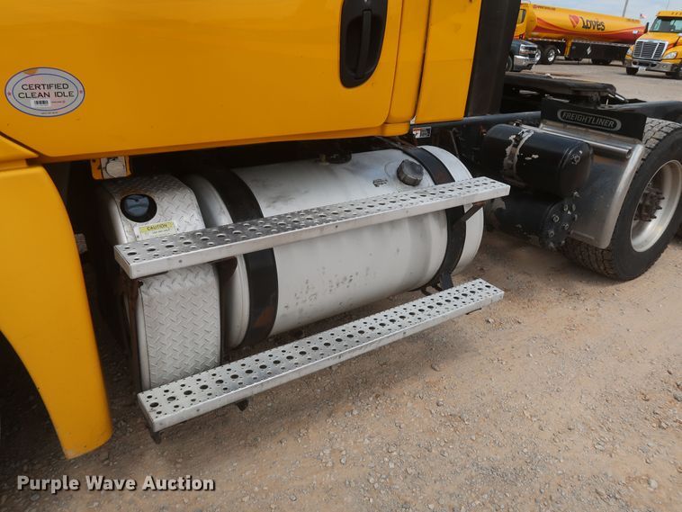 image for item KR9818 2017 Freightliner Cascadia 125  semi truck