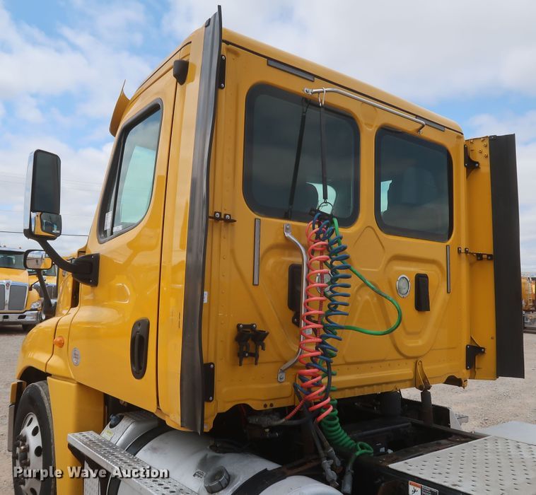 image for item KR9818 2017 Freightliner Cascadia 125  semi truck