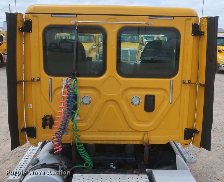 image for item KR9818 2017 Freightliner Cascadia 125  semi truck