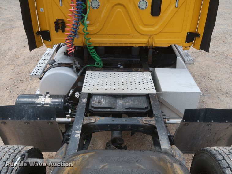 image for item KR9818 2017 Freightliner Cascadia 125  semi truck