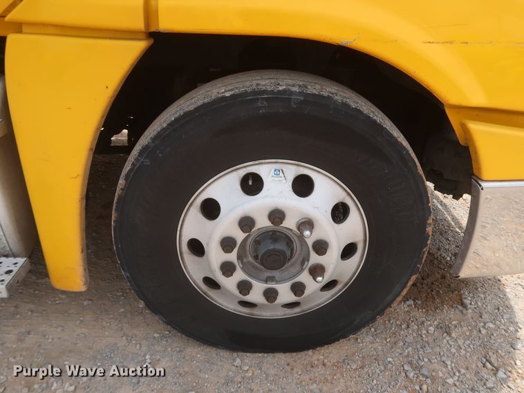 image for item KR9818 2017 Freightliner Cascadia 125  semi truck