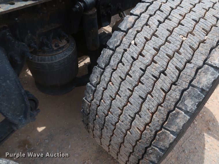 image for item KR9818 2017 Freightliner Cascadia 125  semi truck