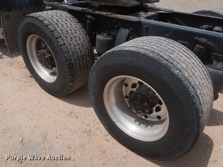 image for item KR9818 2017 Freightliner Cascadia 125  semi truck