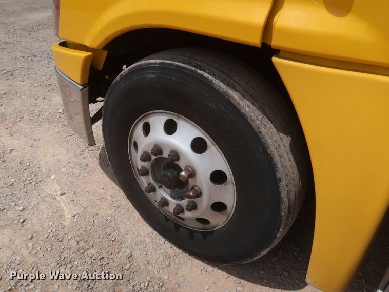 image for item KR9818 2017 Freightliner Cascadia 125  semi truck