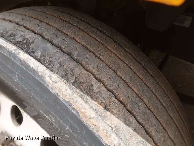 image for item KR9818 2017 Freightliner Cascadia 125  semi truck