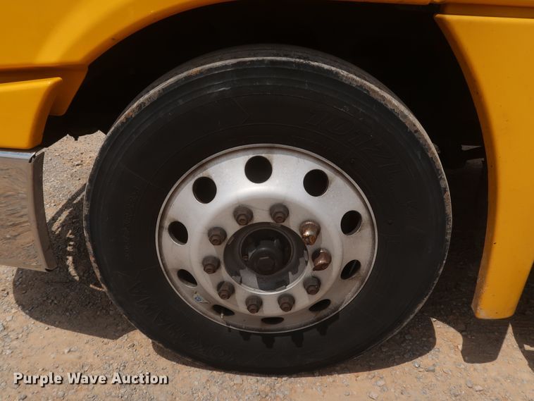 image for item KR9818 2017 Freightliner Cascadia 125  semi truck