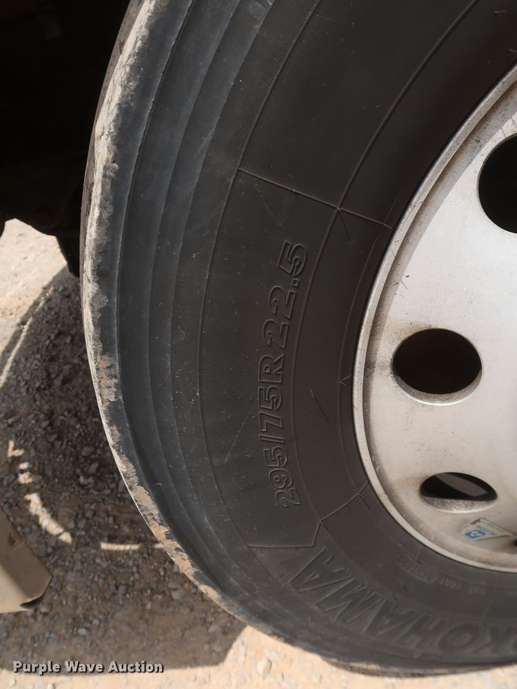 image for item KR9818 2017 Freightliner Cascadia 125  semi truck