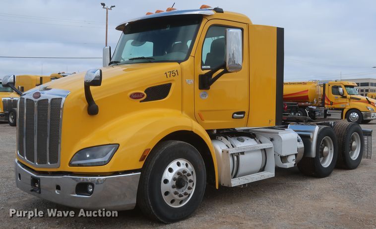 image for item KR9820 2017 Peterbilt 579  semi truck