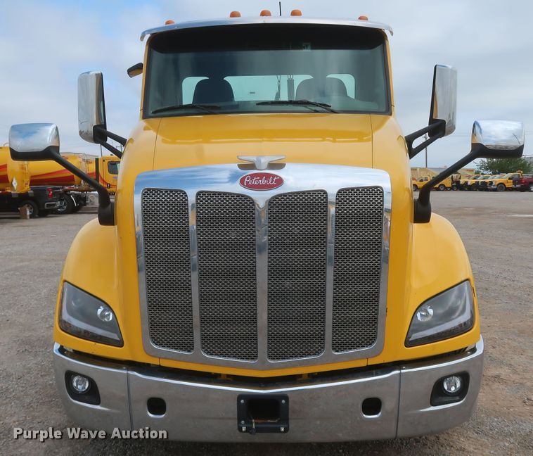 image for item KR9820 2017 Peterbilt 579  semi truck
