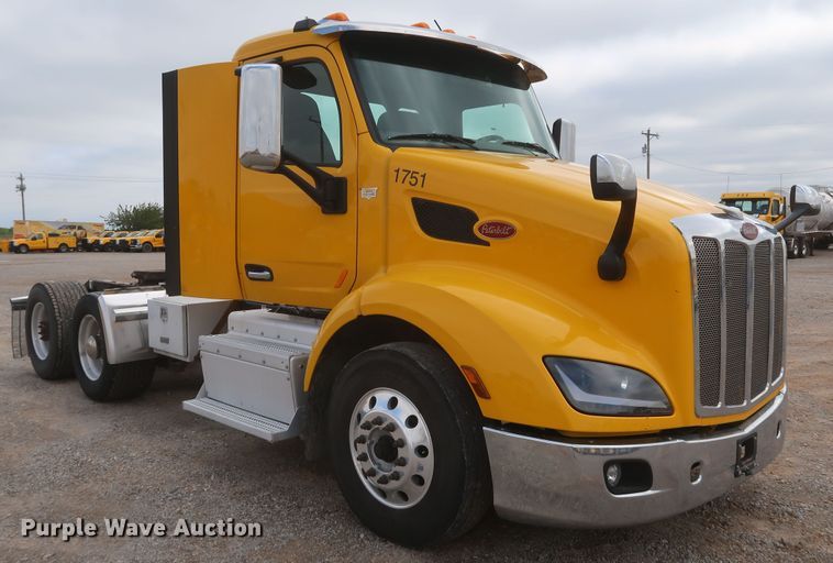 image for item KR9820 2017 Peterbilt 579  semi truck