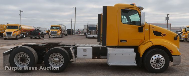 image for item KR9820 2017 Peterbilt 579  semi truck