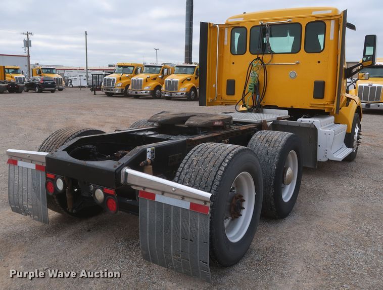 image for item KR9820 2017 Peterbilt 579  semi truck