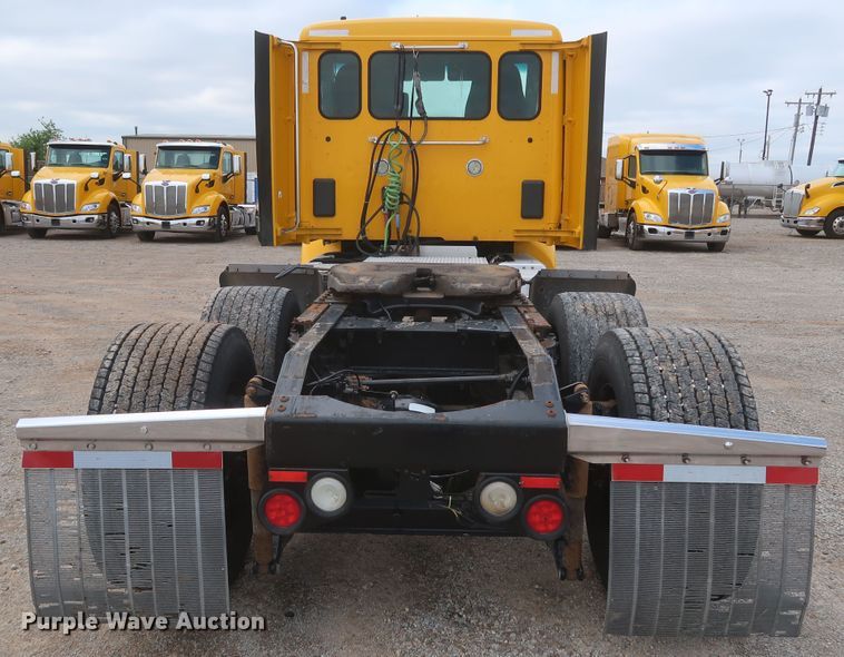 image for item KR9820 2017 Peterbilt 579  semi truck