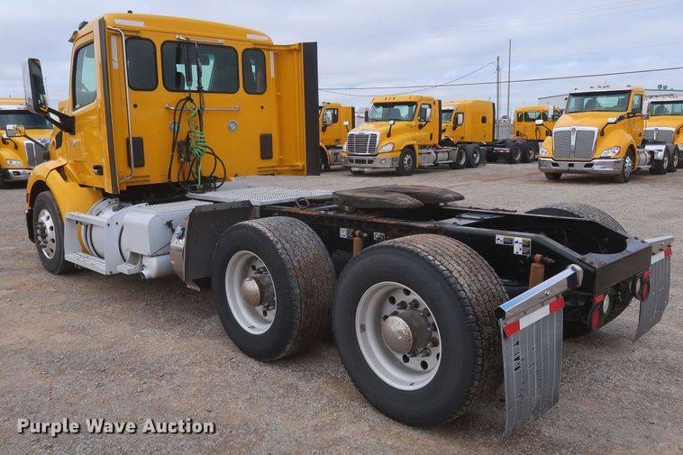 image for item KR9820 2017 Peterbilt 579  semi truck