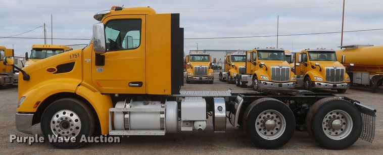 image for item KR9820 2017 Peterbilt 579  semi truck