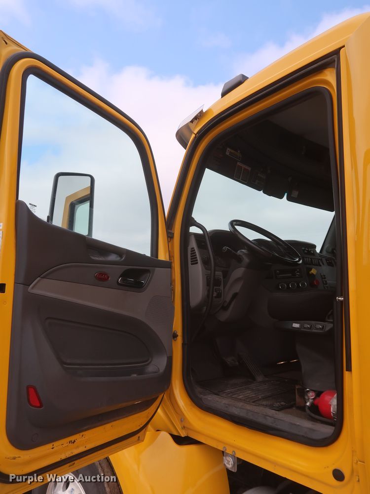 image for item KR9820 2017 Peterbilt 579  semi truck