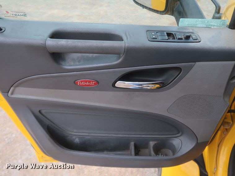 image for item KR9820 2017 Peterbilt 579  semi truck