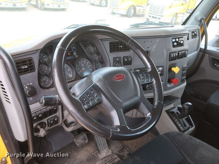 image for item KR9820 2017 Peterbilt 579  semi truck