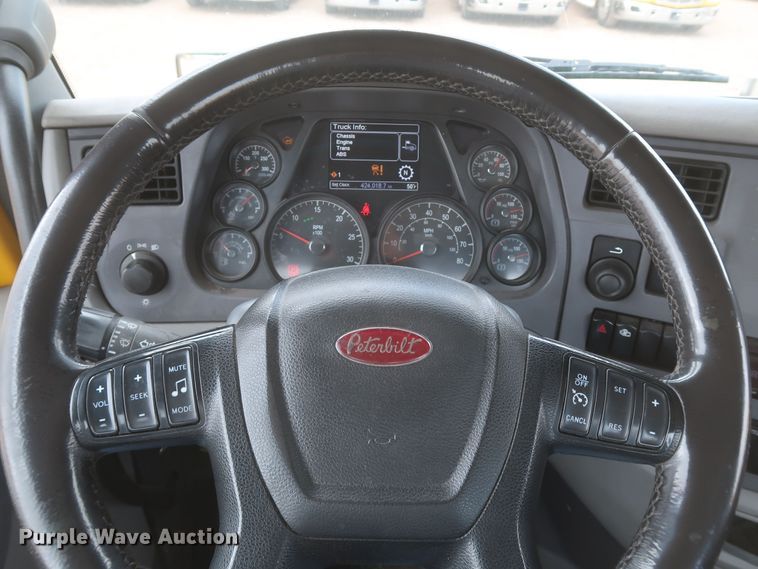 image for item KR9820 2017 Peterbilt 579  semi truck