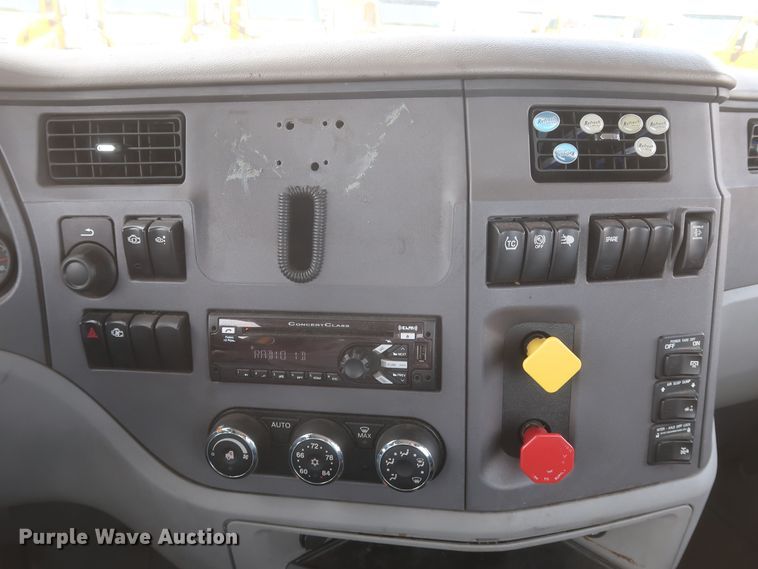 image for item KR9820 2017 Peterbilt 579  semi truck