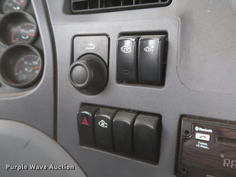 image for item KR9820 2017 Peterbilt 579  semi truck