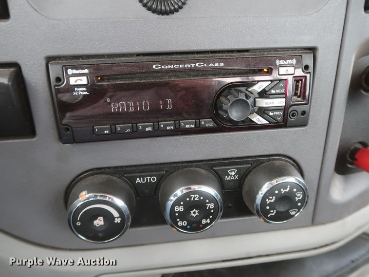 image for item KR9820 2017 Peterbilt 579  semi truck