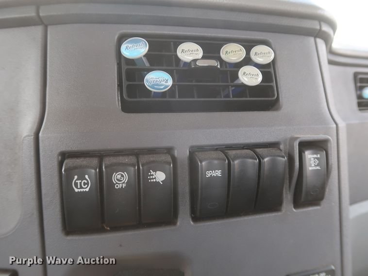 image for item KR9820 2017 Peterbilt 579  semi truck