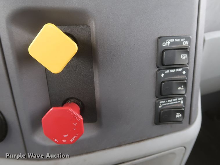 image for item KR9820 2017 Peterbilt 579  semi truck