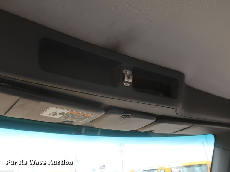 image for item KR9820 2017 Peterbilt 579  semi truck