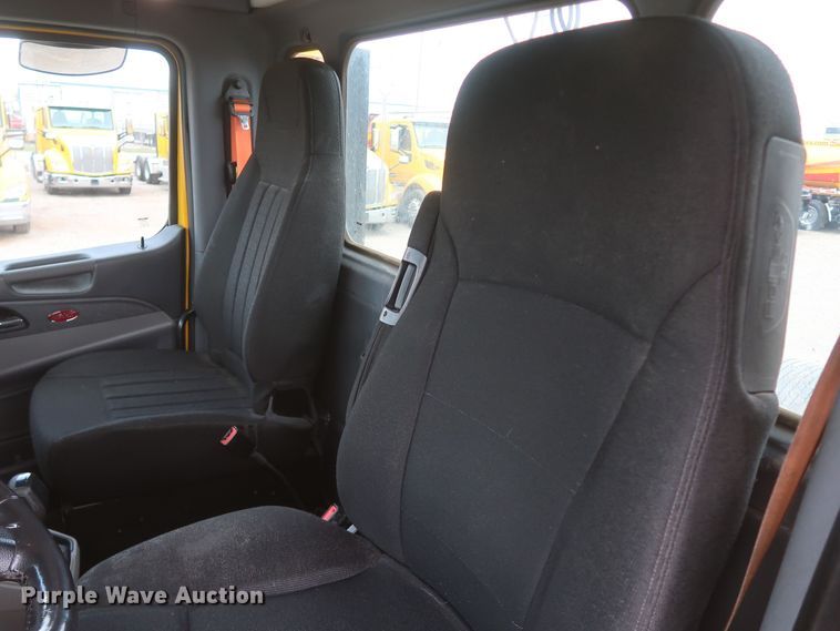 image for item KR9820 2017 Peterbilt 579  semi truck