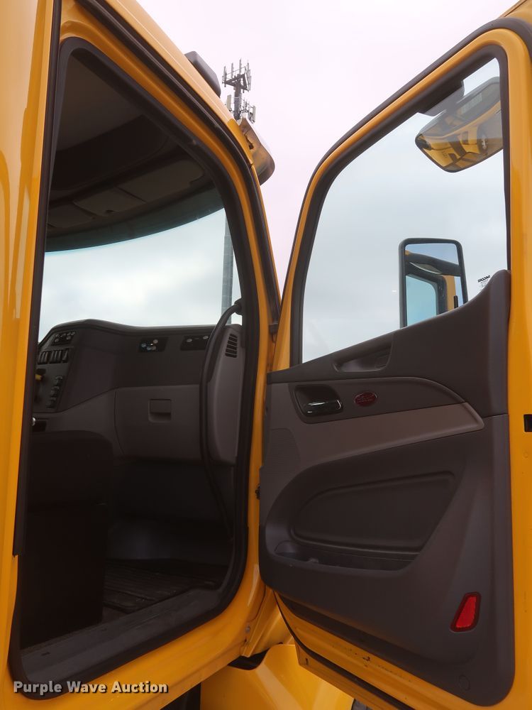 image for item KR9820 2017 Peterbilt 579  semi truck