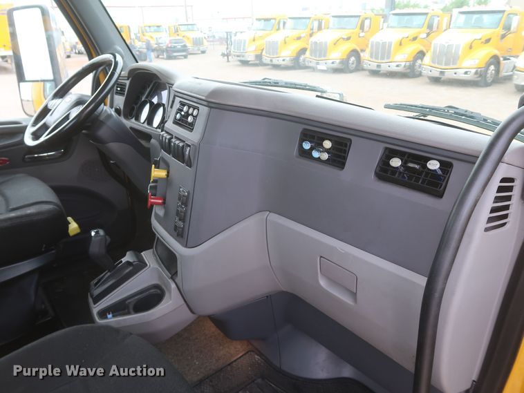 image for item KR9820 2017 Peterbilt 579  semi truck