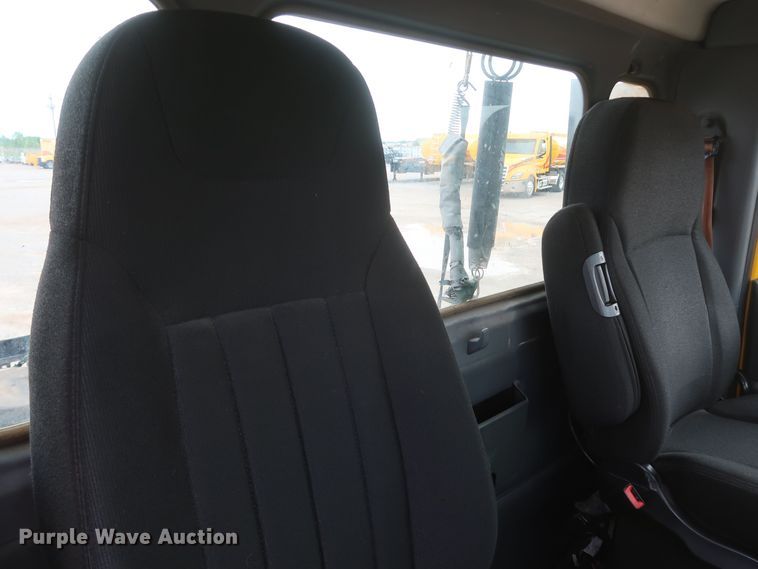 image for item KR9820 2017 Peterbilt 579  semi truck