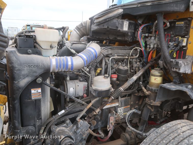 image for item KR9820 2017 Peterbilt 579  semi truck