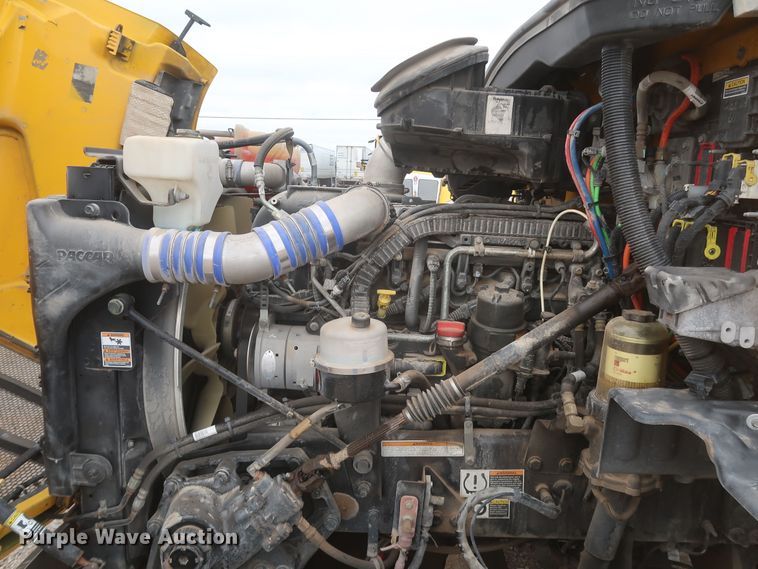 image for item KR9820 2017 Peterbilt 579  semi truck