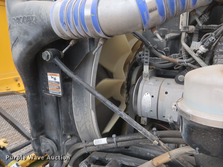 image for item KR9820 2017 Peterbilt 579  semi truck