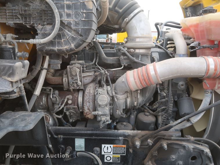 image for item KR9820 2017 Peterbilt 579  semi truck