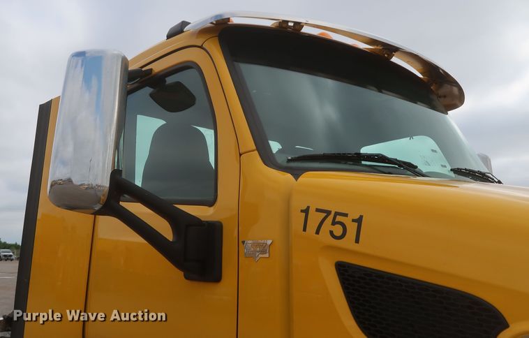 image for item KR9820 2017 Peterbilt 579  semi truck