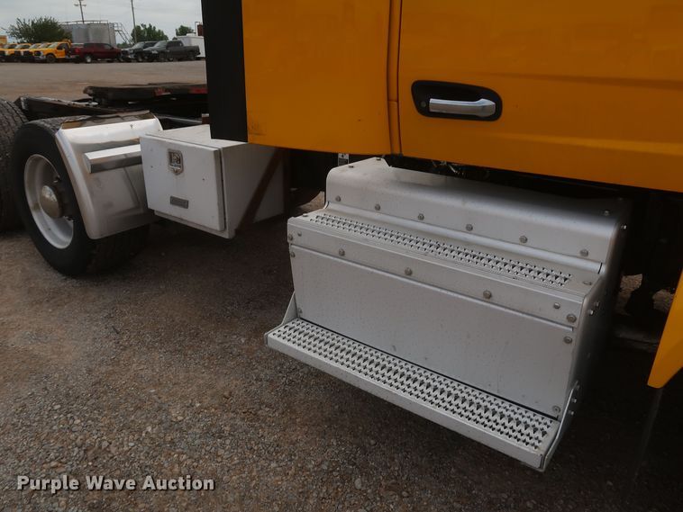 image for item KR9820 2017 Peterbilt 579  semi truck